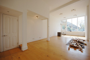 Commercial to rent in London